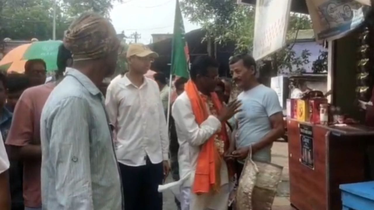 মেদিনীপুর লোকসভা কেন্দ্রের নির্বাচনী লড়াইয়ে এক অভিনব ও নজরকাড়া চিত্র ফুটে উঠল রবিবার সকালে। 'মাছে-ভাতে বাঙালি'র চিরন্তন আবেগকে হাতিয়ার করে ভোট প্রচারে নামলেন মেদিনীপুরের বিজেপি প্রার্থী শঙ্কর গুছাইত।