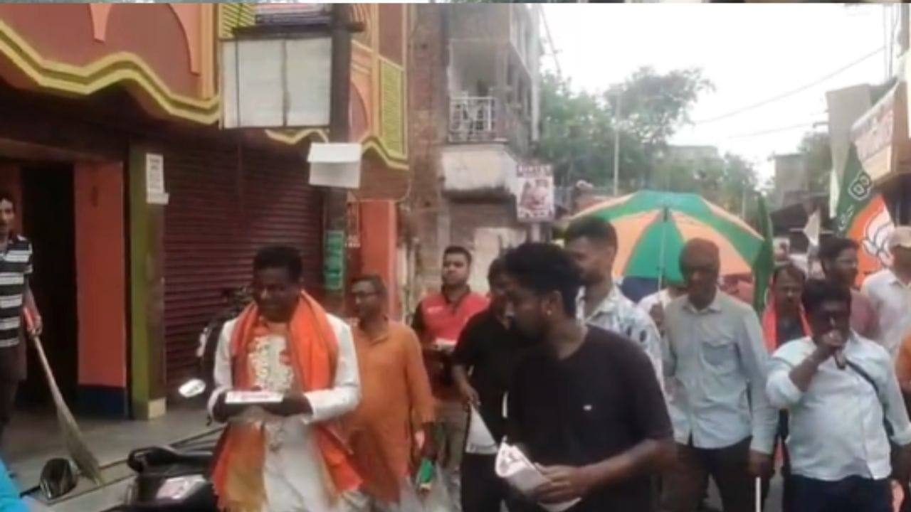 মেদিনীপুর শহরের কোতোয়ালি বাজারে প্রচারের সময় তিনি কেবল জনসংযোগই করলেন না, রীতিমতো বাজারে বসে মাছ বিক্রি করতে দেখা গেল তাঁকে। গলদা চিংড়ি থেকে কাতলা, পাবদা থেকে পারসে— হরেক রকম মাছ সাজিয়ে সাধারণ মানুষের সঙ্গে কথা বলেন তিনি।