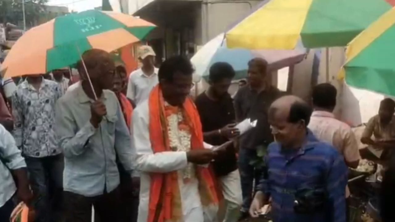 শাসকদলের সেই 'মিথ্যাচার'-এর জবাব দিতেই তিনি মাছ বিক্রির মাধ্যমে নিজের প্রচারকে সাজিয়েছেন। তিনি স্পষ্ট করে দেন যে, বাঙালির সংস্কৃতির অবিচ্ছেদ্য অংশ মাছ এবং বিজেপি সেই আবেগের সঙ্গেই রয়েছে।