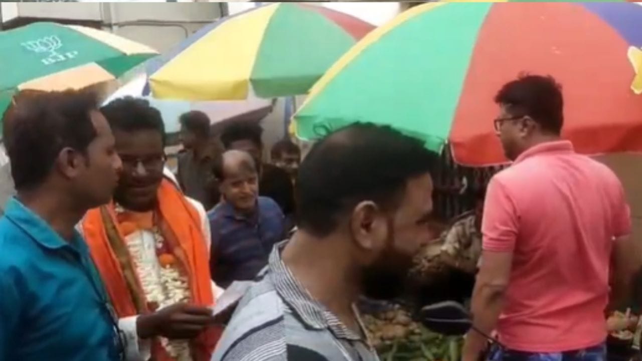 সাতসকালে বাজারের এই ছবি সমাজমাধ্যমে দ্রুত ভাইরাল হয়। ভোট যুদ্ধের ময়দানে এমন 'মাছ বিক্রেতা' প্রার্থীকে হাতের নাগালে পেয়ে ভোটারদের মধ্যেও বেশ উৎসাহ লক্ষ্য করা গেছে। মেদিনীপুরের এই প্রচার ঘিরে সরগরম স্থানীয় রাজনীতি।