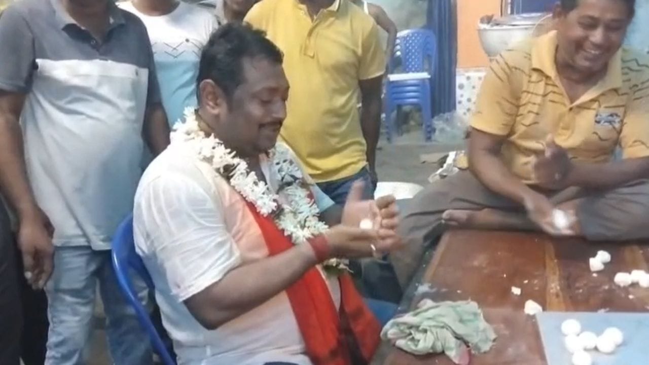 জিলিপির দোকান থেকে আরও একটা মিষ্টির দোকানে যান। সেখানে রসোগোল্লা তৈরির কাজেও হাত লাগান। তাঁকে মিষ্টির গোল্লা পাকাতে দেখা যায়।