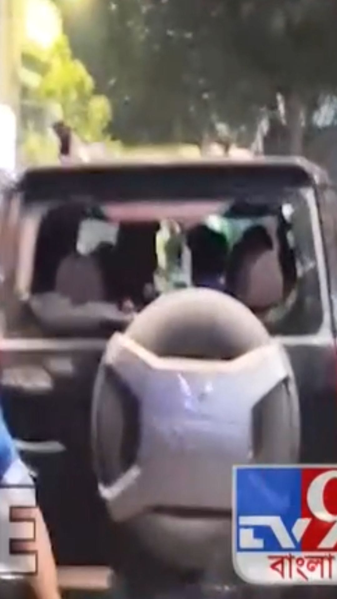 সাবিত্রীর গাড়িতে ঝাঁপিয়ে পড়ল কারা?