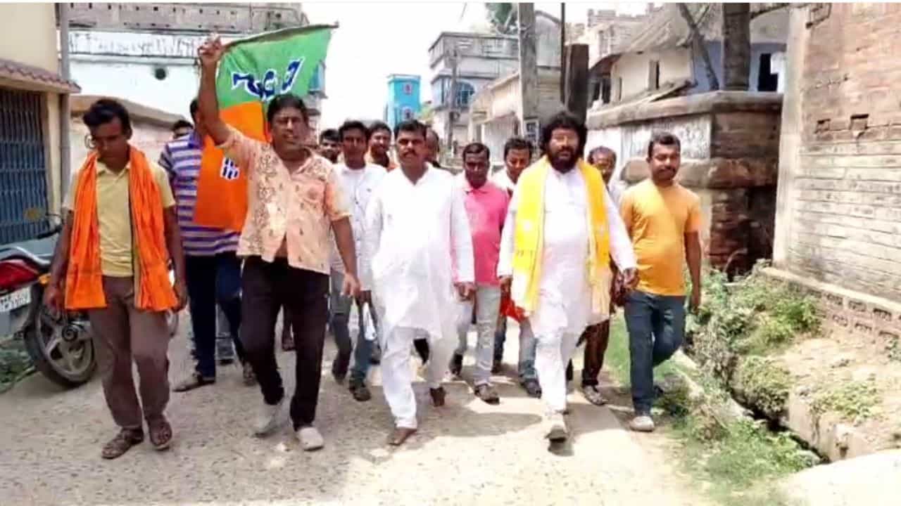 BJP Candidate News: প্রচারে গিয়ে ৫০০০ হাজার টাকা ঘুষ দিচ্ছেন BJP প্রার্থী? কমিশনে ছুটল ISF BJP Candidate News: প্রচারে গিয়ে ৫০০০ হাজার টাকা ঘুষ দিচ্ছেন BJP প্রার্থী? কমিশনে ছুটল ISF