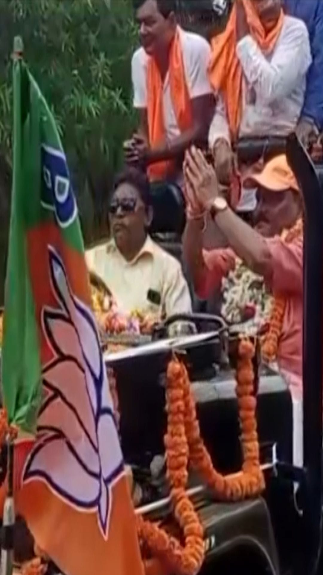 হুডখোলা গাড়ি করে প্রচারে ঘাটালের বিজেপি প্রার্থী