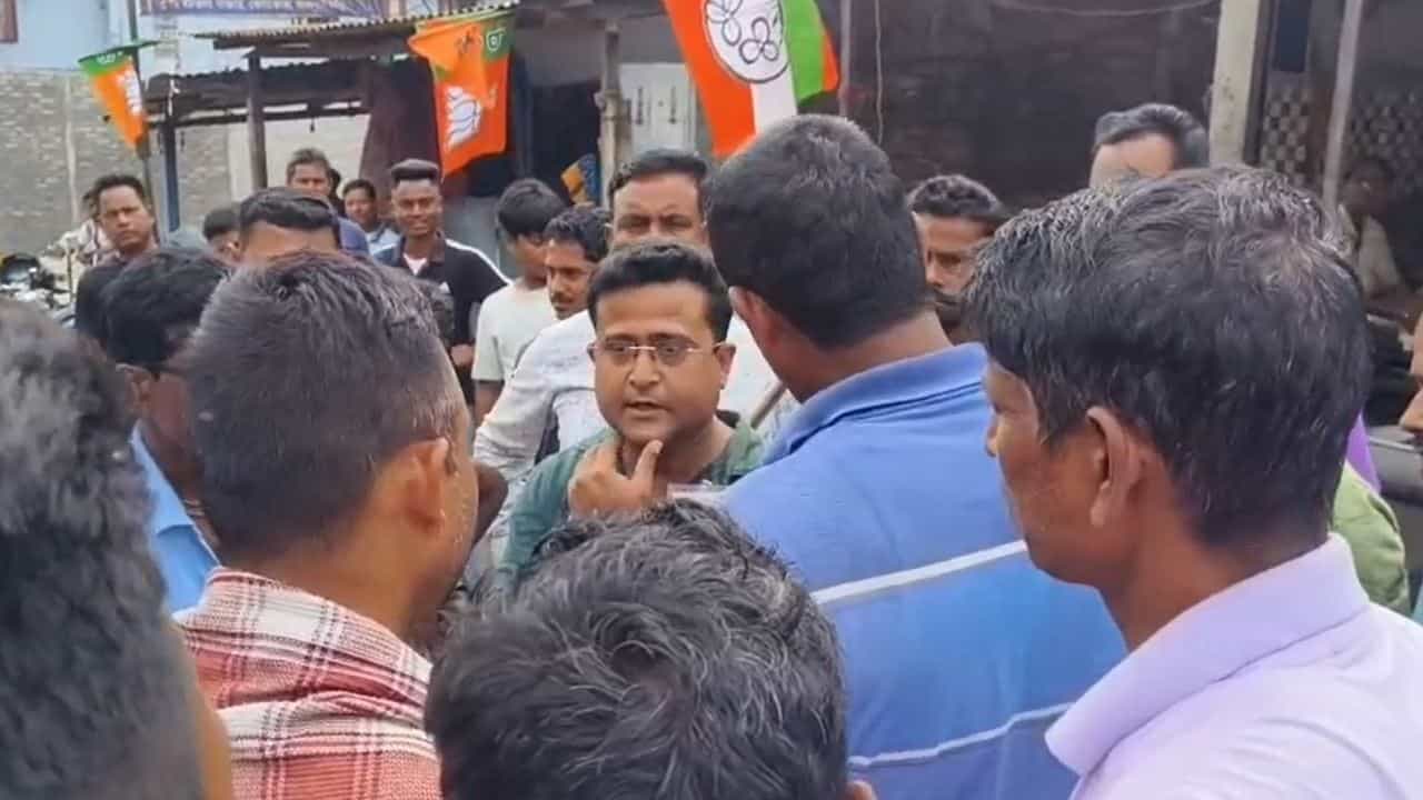 Rajganj Flag Controversy: শুভেন্দুর সভার আগে রাজগঞ্জে 'পতাকা' যুদ্ধ! কমিশনের কর্মীদের ঘিরে বিজেপির বিক্ষোভ Rajganj Flag Controversy: শুভেন্দুর সভার আগে রাজগঞ্জে 'পতাকা' যুদ্ধ! কমিশনের কর্মীদের ঘিরে বিজেপির বিক্ষোভ