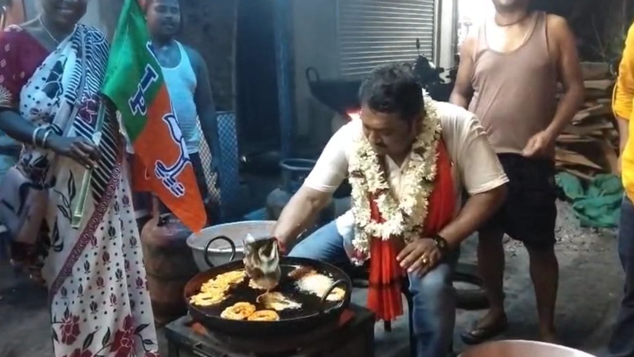 দোকানে তখন গরম তেলে জিলিপি ভাজা হচ্ছিল। তা দেখে নিজেই জিলিপি ভাজতে বসে পড়েন প্রার্থী।