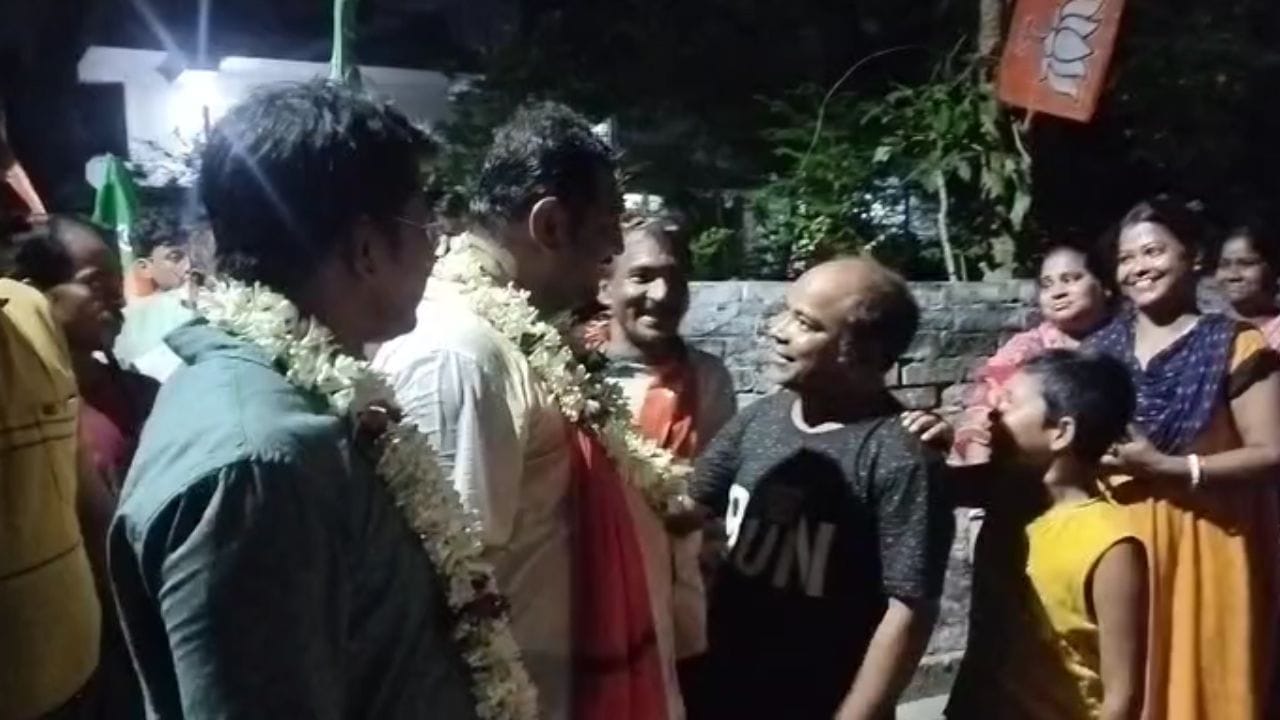 তৃণমূলকেও কড়া ভাষায় আক্রমণ করেন তিনি। বলেন, "বিরোধীরা যাঁরা আমাদের প্রচারে হুমকি দিচ্ছে, ফ্লেক্স ছিড়ে দিচ্ছে তাদেরও রসগোল্লা খাওয়াব। আমরা ভয় খেয়ে রাজনীতি করি না। ভারতীয় জনতা পার্টি ভয় পায় না। সপ্তগ্রামের মানুষ জেনে গিয়েছে এবার এই কেন্দ্রে পদ্ম ফুটবে।"