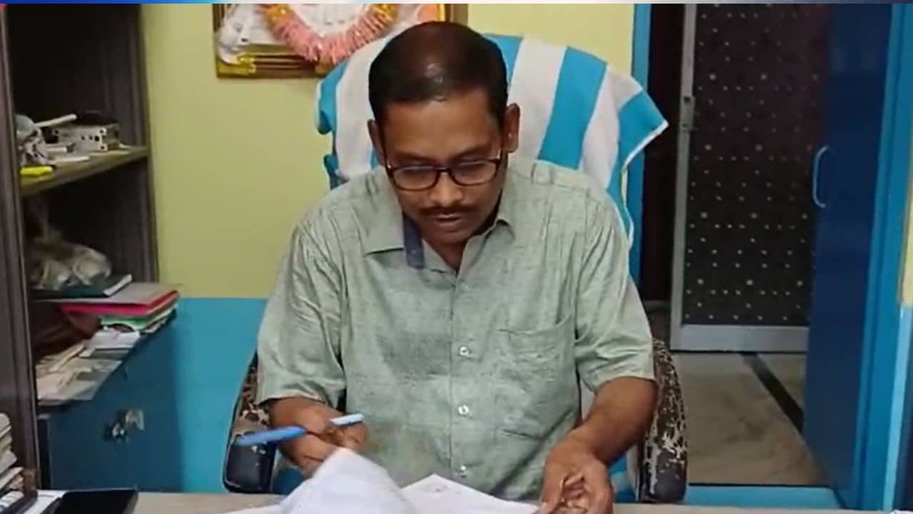 Voter Slip Controversy: ৩ জনের ৩০ হাজার, এমনও হয়! ভোটের আগের দিনই বনগাঁর BLO-র বিরুদ্ধে বিস্ফোরক অভিযোগ