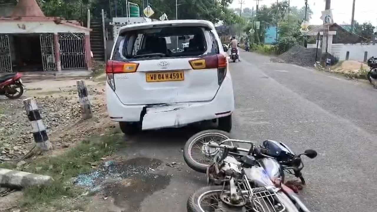 Soma Thakur Bike Collision Allegation: গায়ে TMC-র গেঞ্জি! শান্তনু-পত্নী সোমা ঠাকুরের গাড়ির পিছনে ধাক্কা! চর্চা চরমে Soma Thakur Bike Collision Allegation: গায়ে TMC-র গেঞ্জি! শান্তনু-পত্নী সোমা ঠাকুরের গাড়ির পিছনে ধাক্কা! চর্চা চরমে