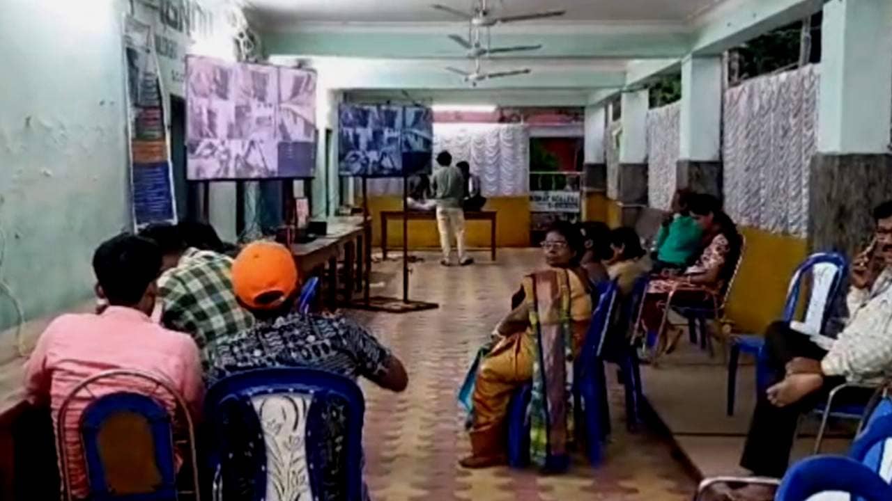 Balurghat strong room CCTV issue: স্ট্রং রুমে চার বিধানসভার EVM, মধ্যরাতে আচমকা বন্ধ সিসিটিভি! জোর শোরগোল