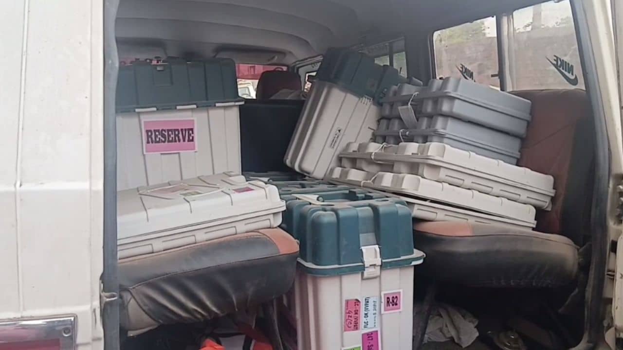 Bengal Poll 2026: শেষ বেলায় কিছু EVM তুলে সাঁইসাঁই করে ছুটল গাড়ি, হাতেনাতে ধরলেন বিজেপির চন্দনা