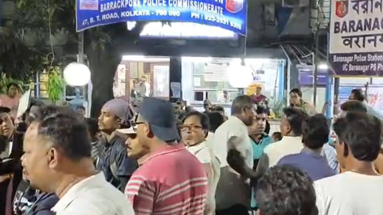 Baranagar BJP TMC Clash: পারিবারিক ঝামেলায় চড়ল রাজনৈতিক রঙ, থানার সামনে বিক্ষোভ গিয়ে সামলালেন সজল