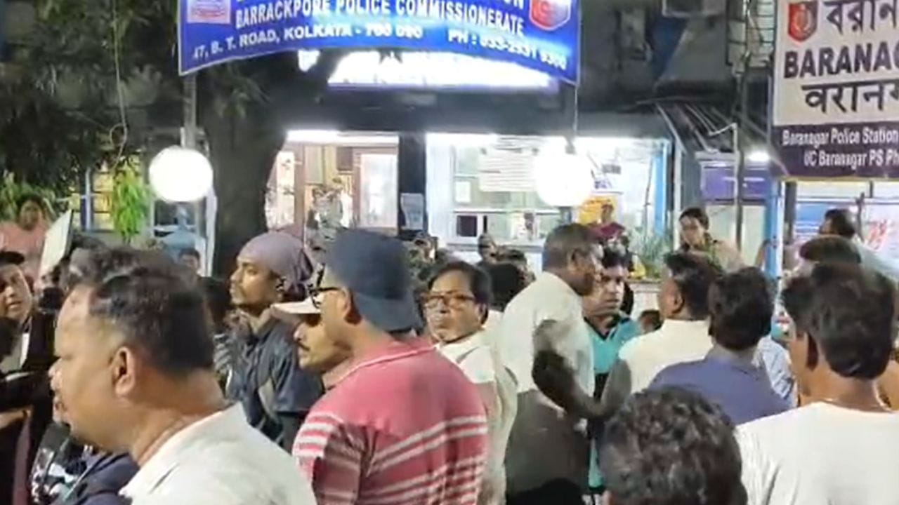 Baranagar BJP TMC Clash: পারিবারিক ঝামেলায় চড়ল রাজনৈতিক রঙ, থানার সামনে বিক্ষোভ গিয়ে সামলালেন সজল Baranagar BJP TMC Clash: পারিবারিক ঝামেলায় চড়ল রাজনৈতিক রঙ, থানার সামনে বিক্ষোভ গিয়ে সামলালেন সজল
