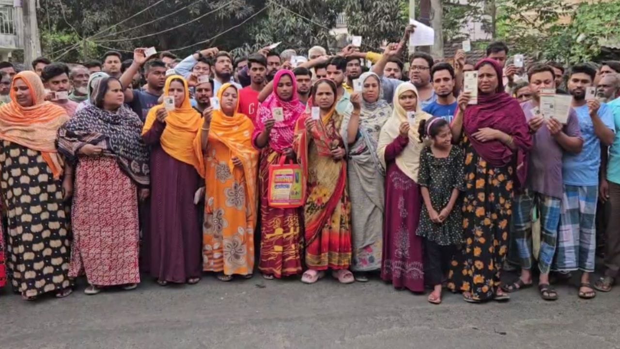 Mass Deletion in Basirhat: বসিরহাটে ২টি বুথে একসঙ্গে ৮৩৮ জনের নাম বাদ Mass Deletion in Basirhat: বসিরহাটে ২টি বুথে একসঙ্গে ৮৩৮ জনের নাম বাদ