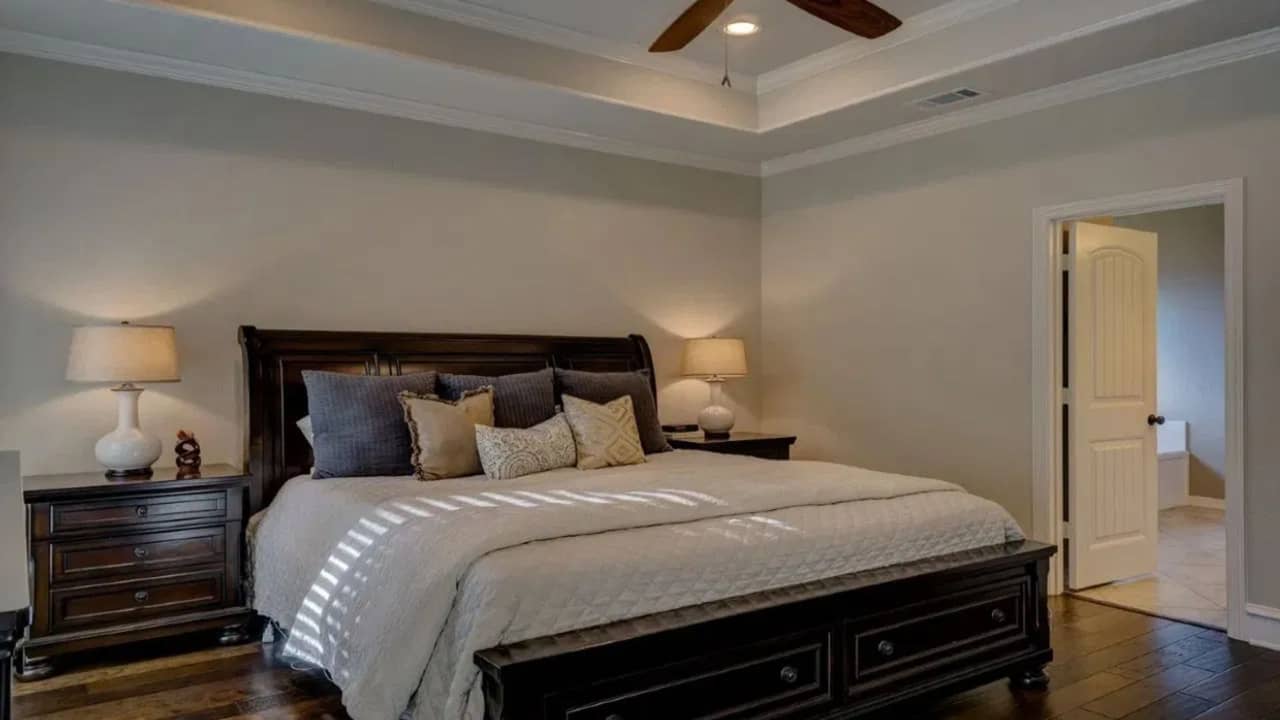 বেডরুমের ঠিক সামনেই কি বাথরুমের দরজা? অজান্তেই ডেকে আনছেন না তো বড় বিপদ!