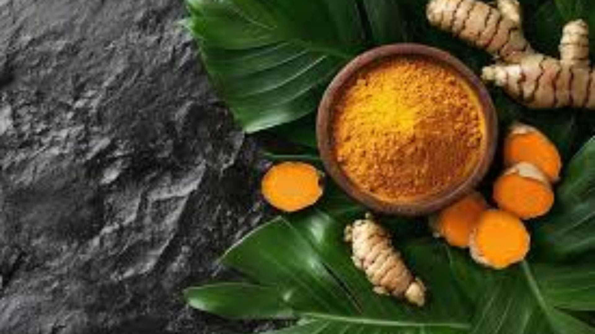 হলুদে থাকা 'কারকিউমিন' শরীরের রোগ প্রতিরোধ ক্ষমতা বা ইমিউনিটি কয়েক গুণ বাড়িয়ে দেয়。 ভাইরাল ইনফেকশন বা সর্দি-কাশি মোকাবিলায় হলুদ সবচেয়ে কার্যকর। 