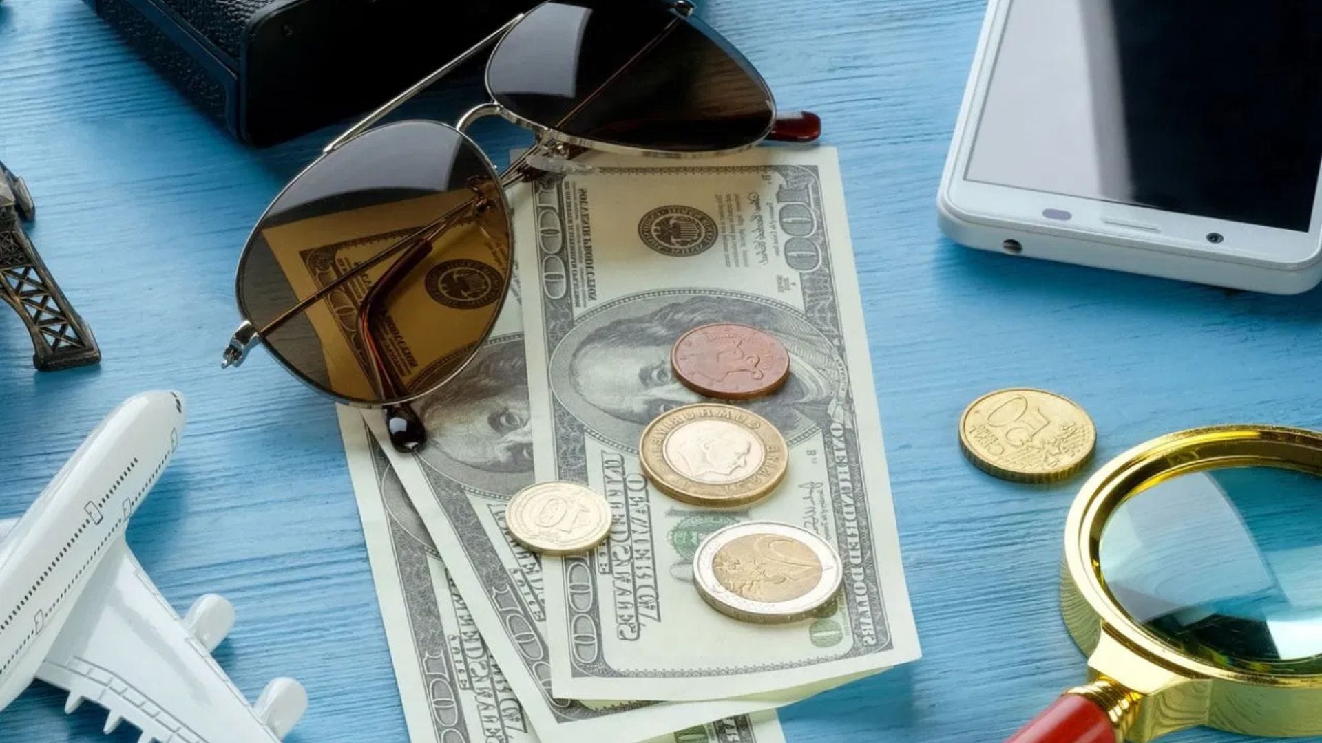 পাহাড়ের আবহাওয়া ক্ষণে ক্ষণে বদলায়, আবার হঠাৎ বৃষ্টিতে সমুদ্র সৈকতেও ভিজতে হতে পারে। তাই বড় ছাতা না হলেও ব্যাগে অন্তত একটি ফোল্ডিং ছাতা বা হালকা রেইনকোট রাখা বুদ্ধিমানের কাজ।