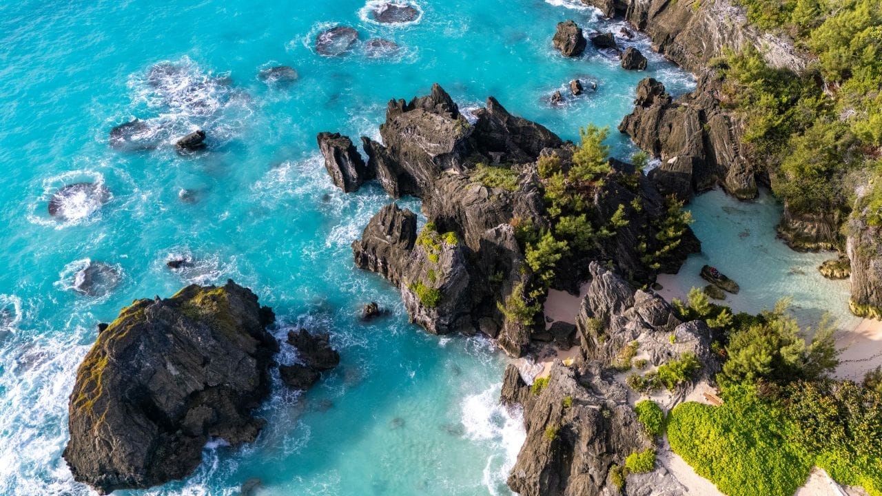 বারমুডায় ব্যক্তিগত আয়কর দিতে না হলেও বাসিন্দাদের ৫.৫ শতাংশ পে-রোল ট্যাক্স দিতে হয়। 