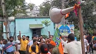 Bongaon political clash: মতুয়াদের ‘আচার মালা’ ছিঁড়ে দেওয়ার অভিযোগ, অশোক কীর্তনিয়ার প্রচার ঘিরে ধুন্ধুমার