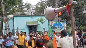 Bongaon political clash: মতুয়াদের ‘আচার মালা’ ছিঁড়ে দেওয়ার অভিযোগ, অশোক কীর্তনিয়ার প্রচার ঘিরে ধুন্ধুমার...