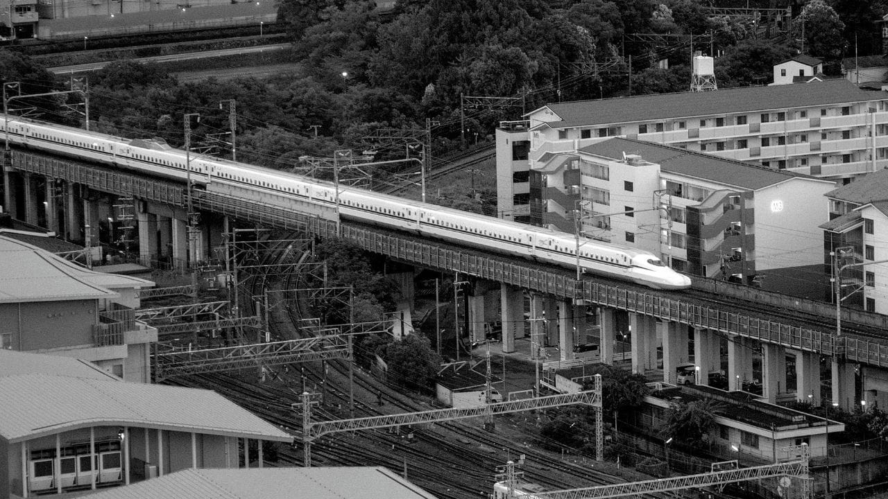 প্রকল্পের কাজ দ্রুত সম্পন্ন করতে চাইছে কেন্দ্রীয় সরকার। তার জন্য কেন্দ্র, রাজ্য ও স্থানীয় কর্তৃপক্ষের কাছ থেকে অনুমোদন চাওয়া হবে। সেক্ষেত্রে রেল করিডোর তৈরির জন্য জমি অধিগ্রহণের কাজও দ্রুত হবে। 