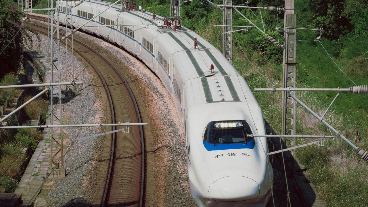 রেলমন্ত্রকের তরফে জানানো হয়েছে, জমি অধিগ্রহণে দেরি হওয়ার কারণে প্রকল্পের খরচও বেড়ে গিয়েছে। জানা গিয়েছে, প্রকল্পের খরচ আনুমানিক ১.০৮ লক্ষ কোটি টাকা থেকে বেড়ে প্রায় ১.৯৮ লক্ষ কোটি টাকা হয়েছে। 