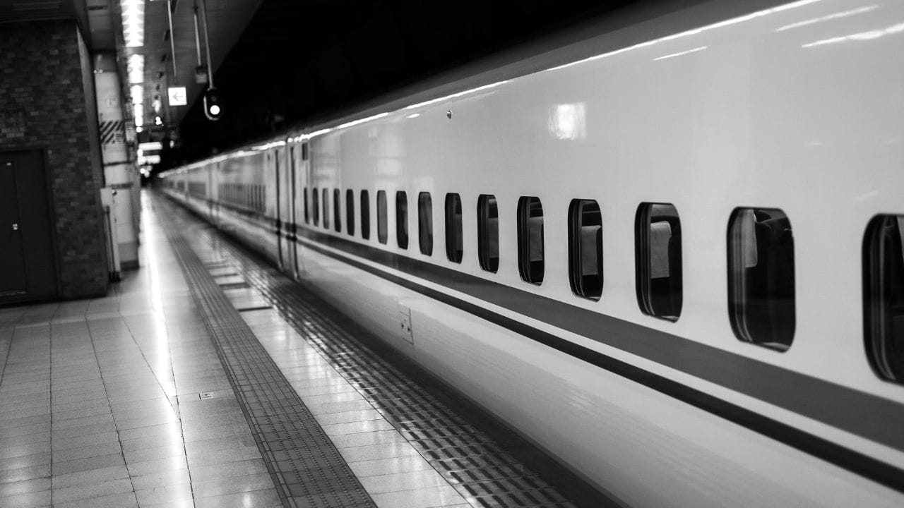 জাপানের মতো ভারতেও ছুটবে বুলেট ট্রেন। এই প্রথম দেশের অভ্যন্তরে তৈরি হচ্ছে বুলেট ট্রেন। রেলমন্ত্রকের তরফে জানানো হয়েছে, সব ঠিক থাকলে ২০২৭ সালের এপ্রিলের মধ্যে চালু হতে চলেছে এই ট্রেন। 