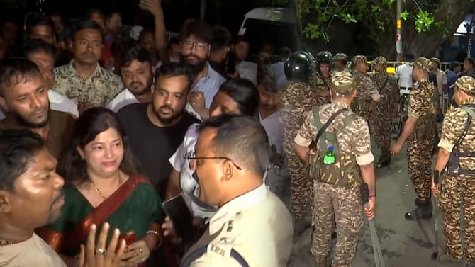 রাতেও CEO অফিসের সামনে জমায়েত তৃণমূলের, কড়া বার্তা দিল মনোজের দফতর