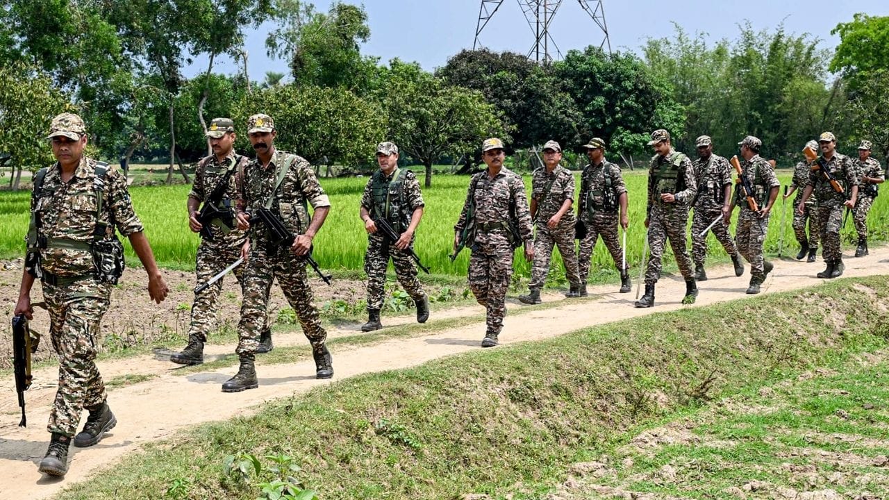 Central Force: বাংলায় আসছে আরও কেন্দ্রীয় বাহিনী, কী হবে ভোটের সময়? Central Force: বাংলায় আসছে আরও কেন্দ্রীয় বাহিনী, কী হবে ভোটের সময়?