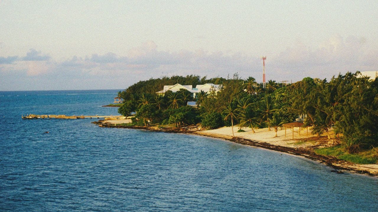 কেম্যান দ্বীপপুঞ্জ। আরও একটি করমুক্ত দেশ। এখানে কোনও আয়কর, পে-রোল ট্যাক্স আরোপ করা হয় না। কোনও কর্পোরেট করও নেই।