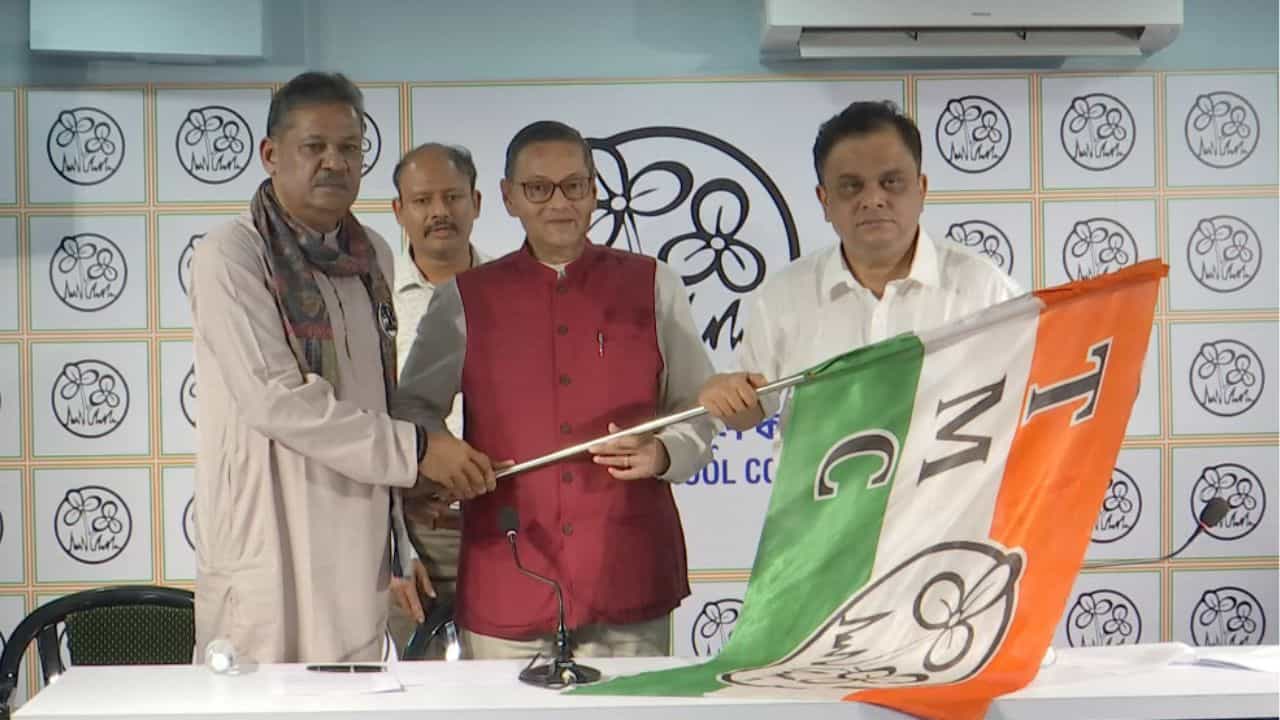 Chandra Bose joins TMC: বিজেপি ঘুরে তৃণমূলে নেতাজির পৌত্র চন্দ্র বসু, ঘাসফুল শিবিরে যোগ দিয়েই বললেন... Chandra Bose joins TMC: বিজেপি ঘুরে তৃণমূলে নেতাজির পৌত্র চন্দ্র বসু, ঘাসফুল শিবিরে যোগ দিয়েই বললেন...