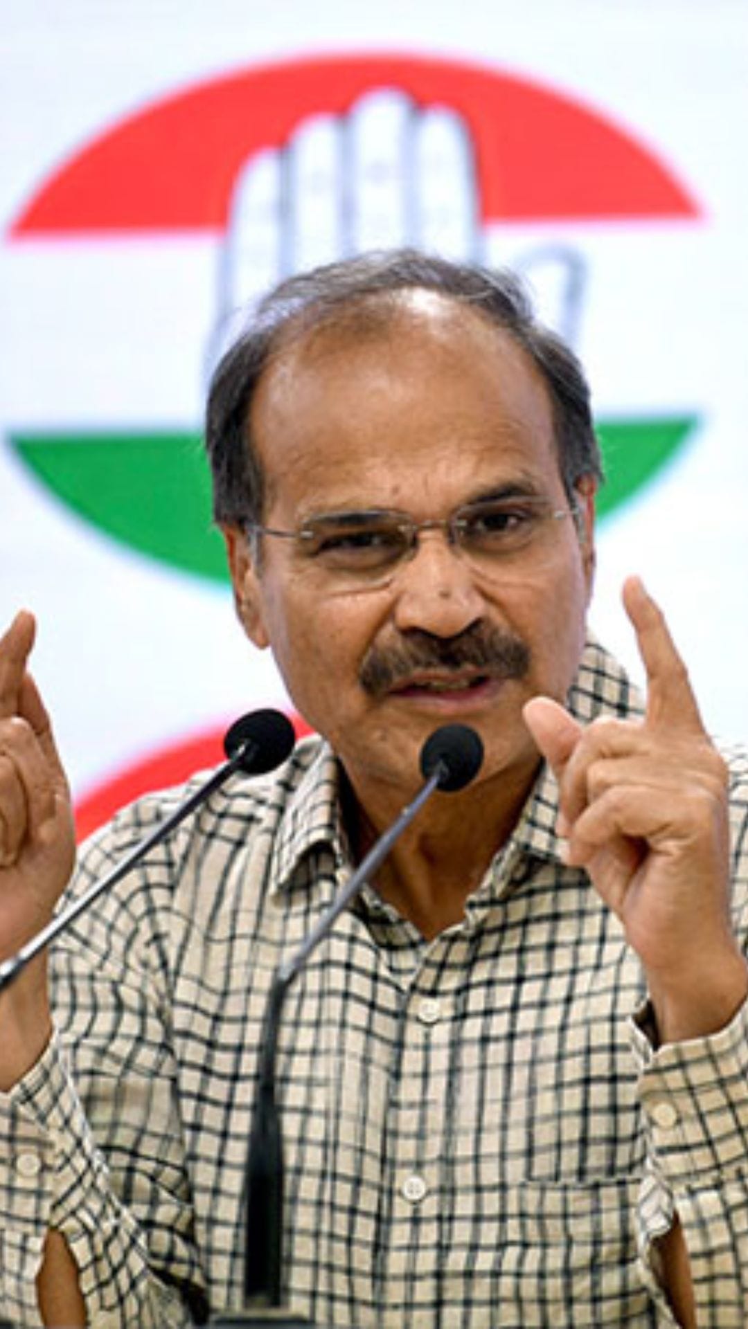 অধীরের মনোনয়ন পত্র জমা দেওয়ার সময়ে গণ্ডগোল, আর তাতেই কড়া পদক্ষেপ কমিশনের