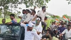 ৫০০ টাকার বান্ডিল হাতে অর্থ বিলি তৃণমূল নেতার, ভিডিয়ো ভাইরাল