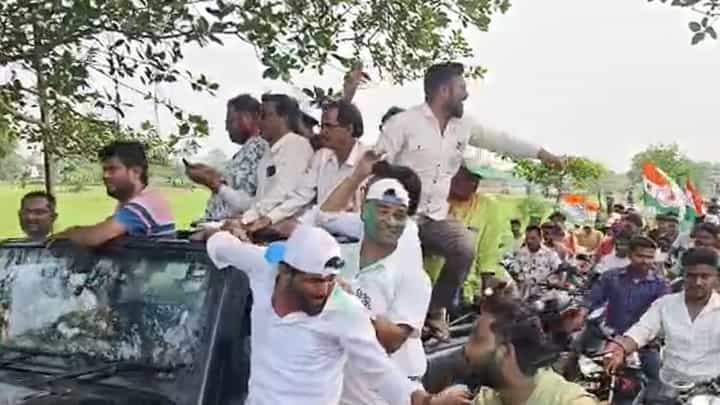Chopra Viral Video: ৫০০ টাকার বান্ডিল হাতে অর্থ বিলি তৃণমূল নেতার, ভিডিয়ো ভাইরাল Chopra Viral Video: ৫০০ টাকার বান্ডিল হাতে অর্থ বিলি তৃণমূল নেতার, ভিডিয়ো ভাইরাল