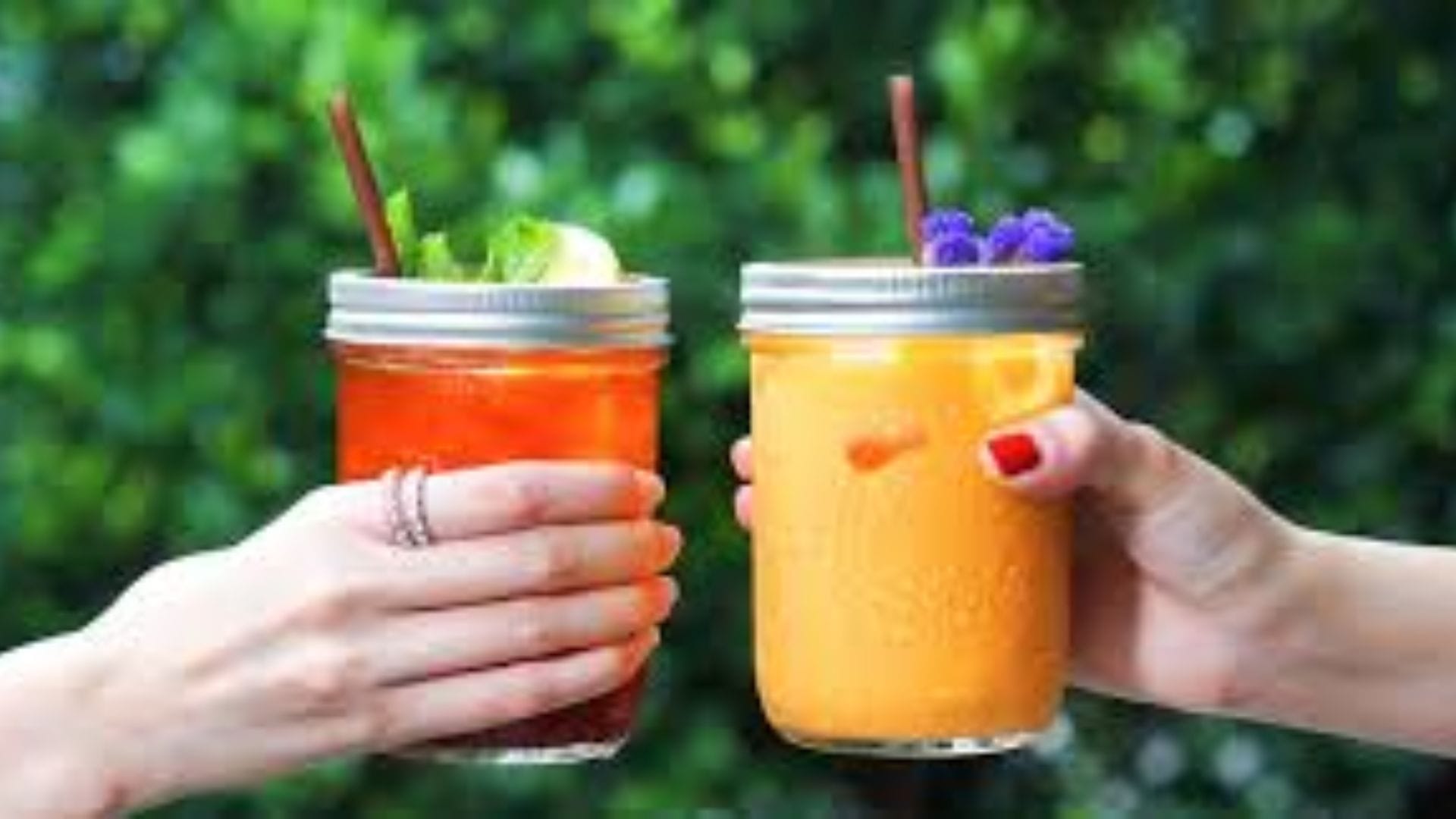 ভিটামিন সি সমৃদ্ধ লেবুর রস শরীর থেকে টক্সিন বের করে দেয়। এক গ্লাস ইষদুষ্ণ জলে লেবুর রস ও সামান্য মধু মিশিয়ে খেলে পরিপাকতন্ত্র উদ্দীপিত হয় এবং কোলোন শোধন হয়।