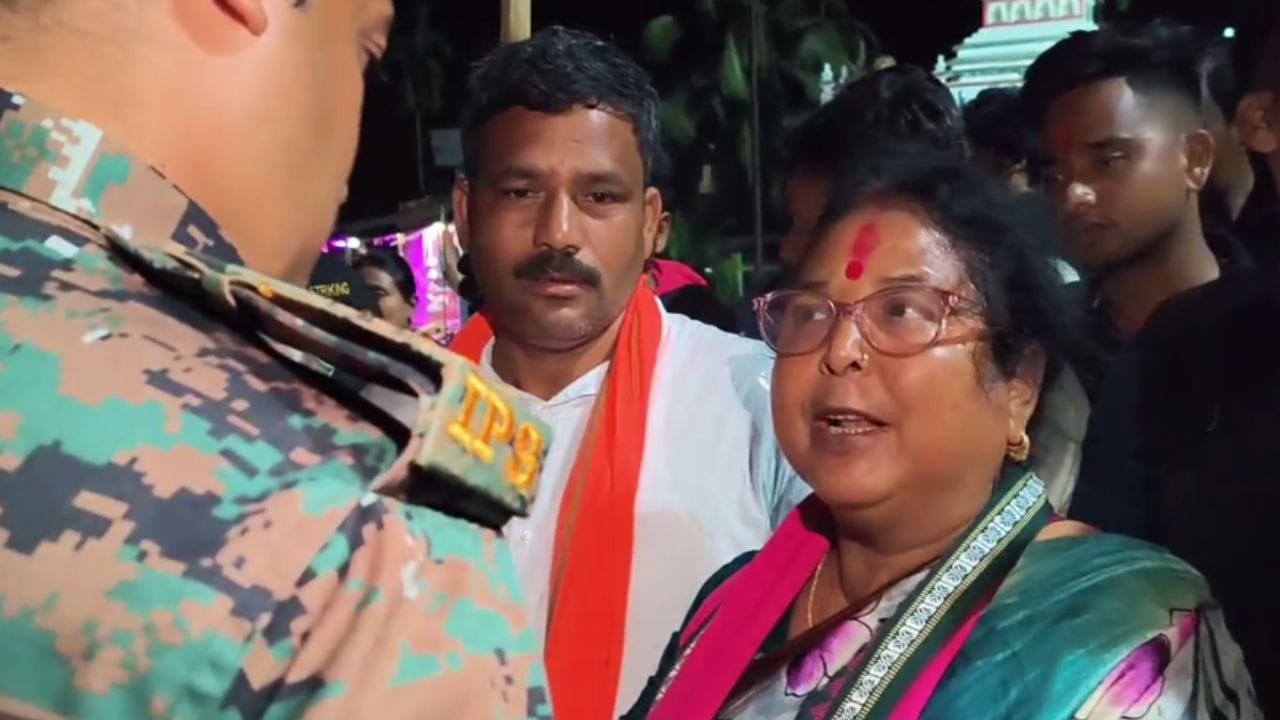 উত্তেজনার খবর পেয়ে ঘটনাস্থলে আসে তুফানগঞ্জ থানার পুলিশ। পুলিশের উপস্থিতিতেই তৃণমূল ও বিজেপির স্লোগান চলতে থাকে।