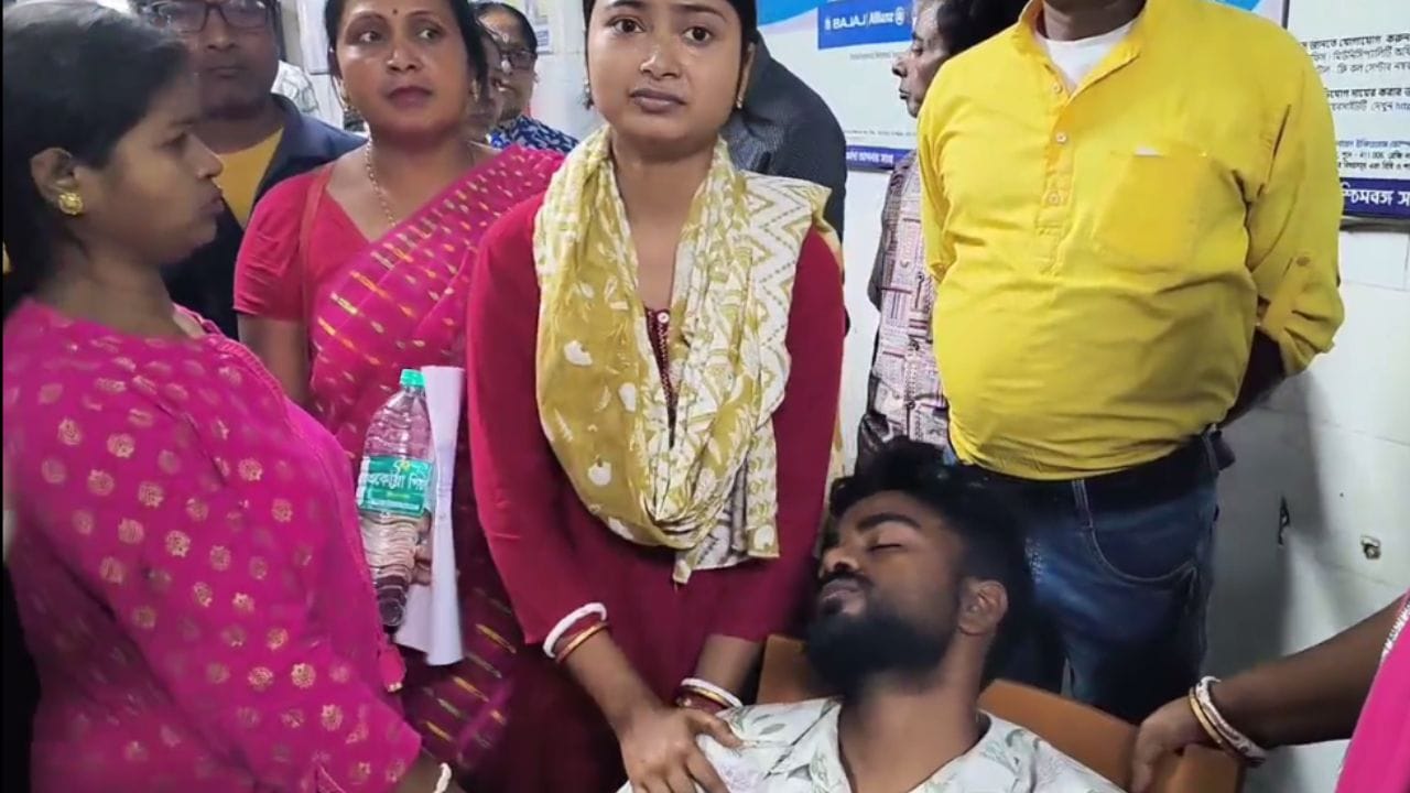 ঘটনায় আক্রান্ত হয়েছেন বিজেপির বুথ সভাপতি সহ দুই জন। মঙ্গলবার রাতে তুফানগঞ্জ-১ ব্লকের নাককাটি গাছ গ্রাম পঞ্চায়েতের বলরামপুরে এই ঘটনায় রীতিমতো উত্তেজনা ছড়ায়।