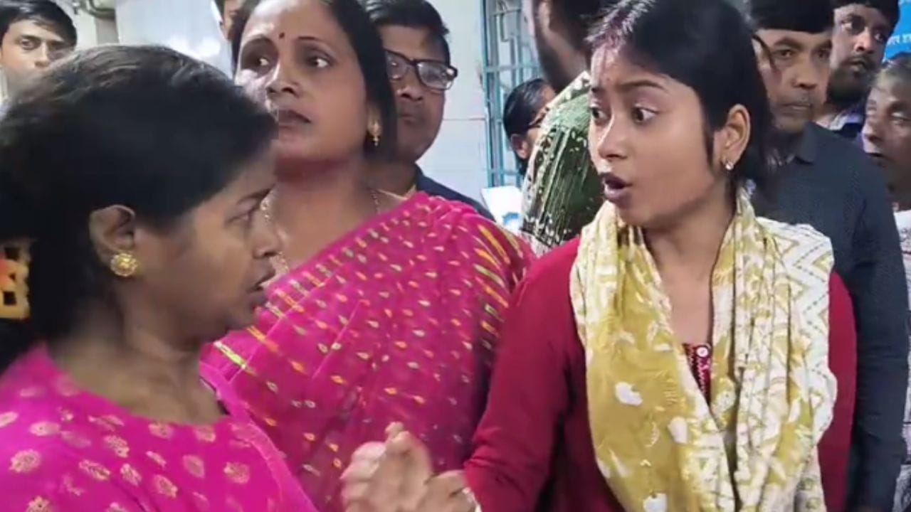 আক্রান্ত বিজেপির বুথ সভাপতিকে উদ্ধার করে তুফানগঞ্জ মহকুমা হাসপাতালে ভর্তি করা হয়েছে।