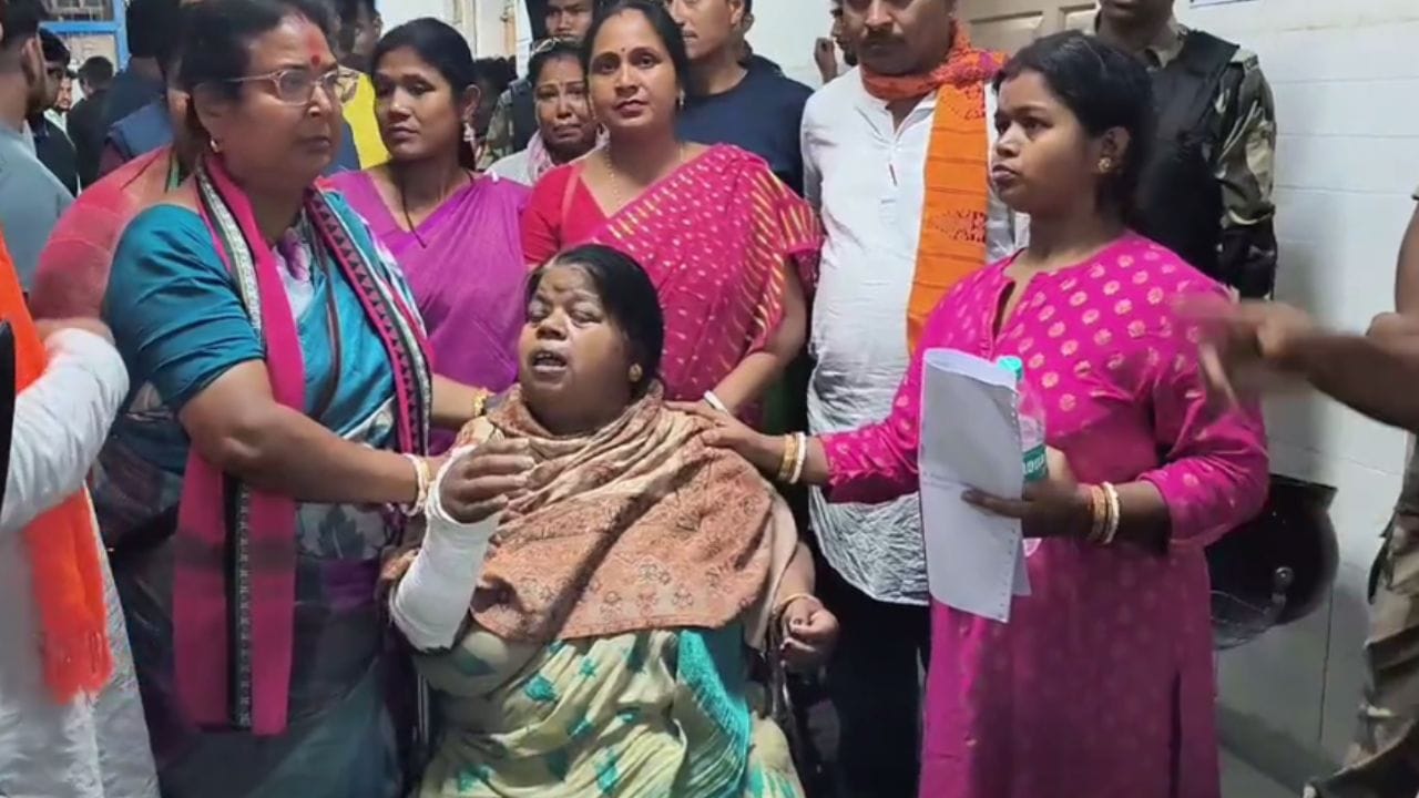 মুহূর্তের মধ্যেই দু’পক্ষের মধ্যে সংঘর্ষ বেঁধে যায় বলে অভিযোগ। ঘটনায় আক্রান্ত হন বিজেপির ৯/২০১ নম্বর বুথ সভাপতি মলয় দাস।