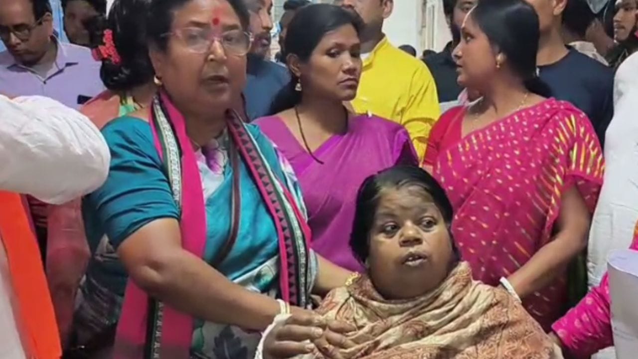 অভিযোগ, সেই সময় আচমকাই বিজেপি প্রার্থীকে ঘিরে ‘গো ব্যাক’ স্লোগান দিতে শুরু করেন তৃণমূলের কর্মী-সমর্থকরা। পালটা বিজেপির তরফে ‘জয় শ্রীরাম’ স্লোগান ওঠে।