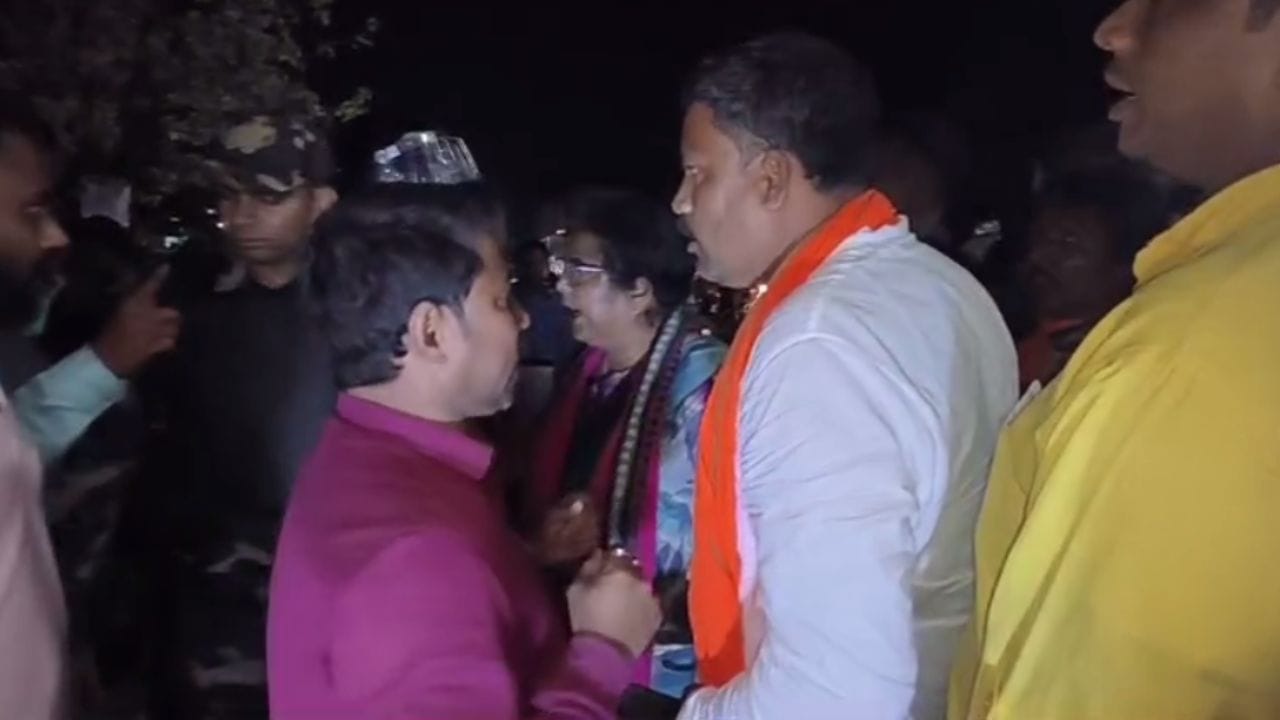 উত্তেজনার খবর পেয়ে ঘটনাস্থলে পৌঁছে পরিস্থিতি নিয়ন্ত্রণে আনে তুফানগঞ্জ থানার পুলিশ।