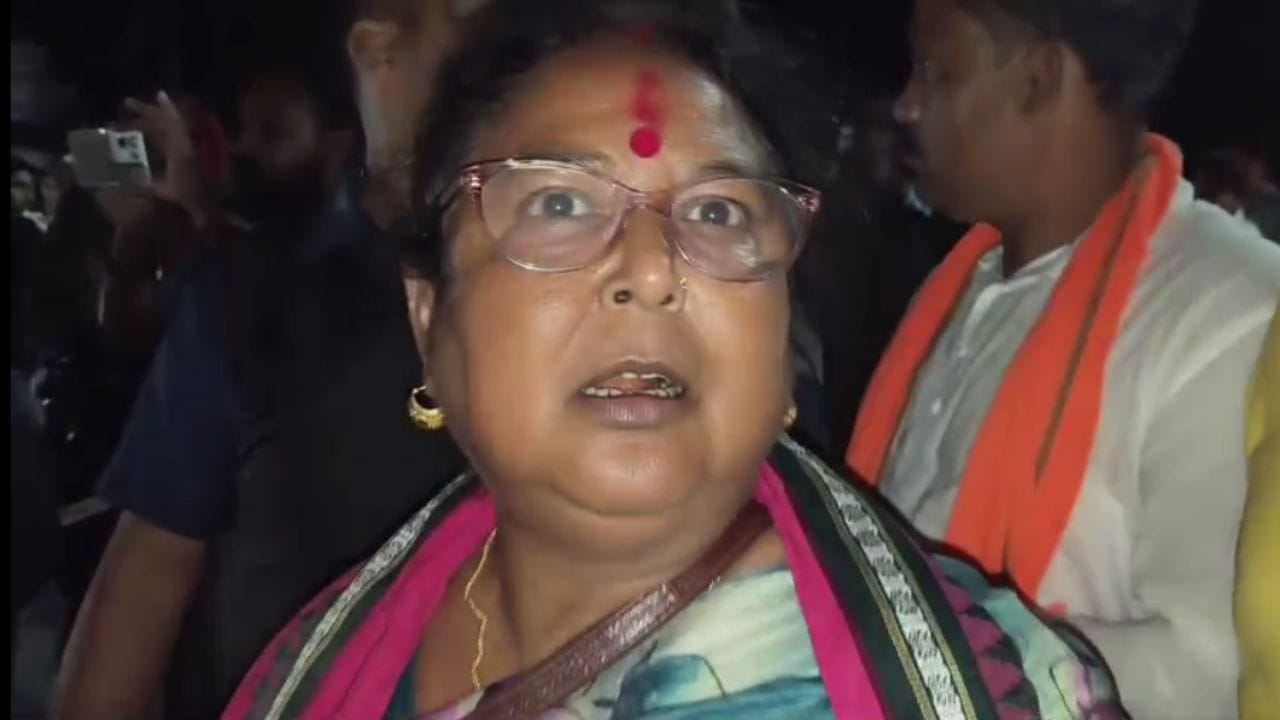 বিধানসভা ভোটের দিন যত এগিয়ে আসছে, ততই রাজনৈতিক উত্তাপ বাড়ছে তুফানগঞ্জে। তুফানগঞ্জে বিজেপি প্রার্থী মালতী রাভার ভোট প্রচারে হামলার অভিযোগ উঠল শাসকদল তৃণমূলের বিরুদ্ধে।