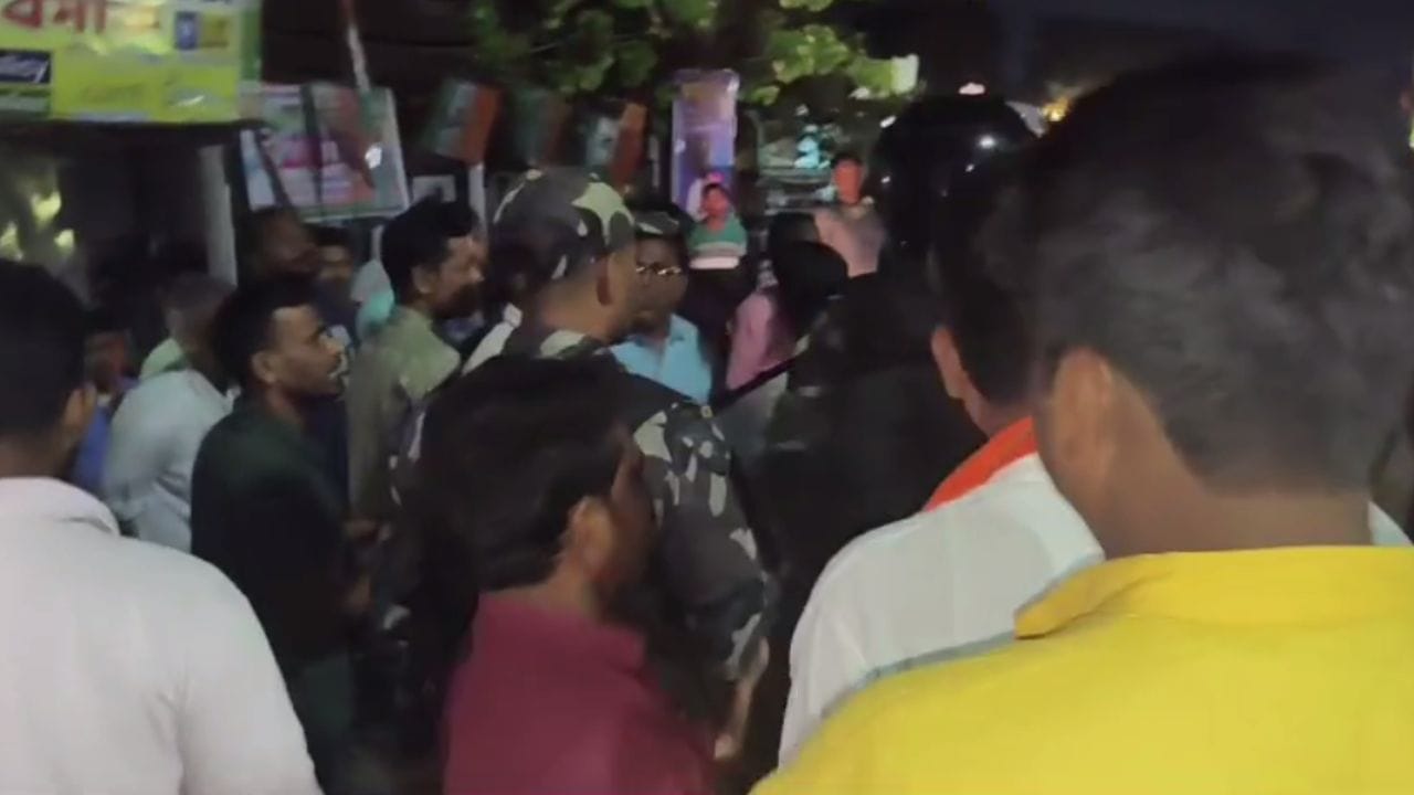 তুফানগঞ্জের বিজেপি প্রার্থী মালতী রাভার ভোট প্রচারে হামলার অভিযোগ। আক্রান্ত বিজেপির বুথ সভাপতি।