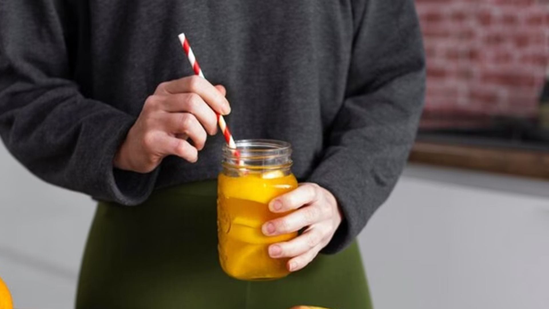   আদা চা, পুদিনা চা বা গ্রিন টি হজম রস নিঃসরণে সাহায্য করে। এগুলো কোলোনের পেশিকে শিথিল করে কোষ্ঠকাঠিন্য দূর করে এবং শরীরকে ভেতর থেকে পরিষ্কার রাখে।