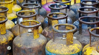 Commercial LPG Cylinder Price: ফের বাড়ল গ্যাসের দাম, কলকাতায় একটা সিলিন্ডার কিনতে কত পড়বে?