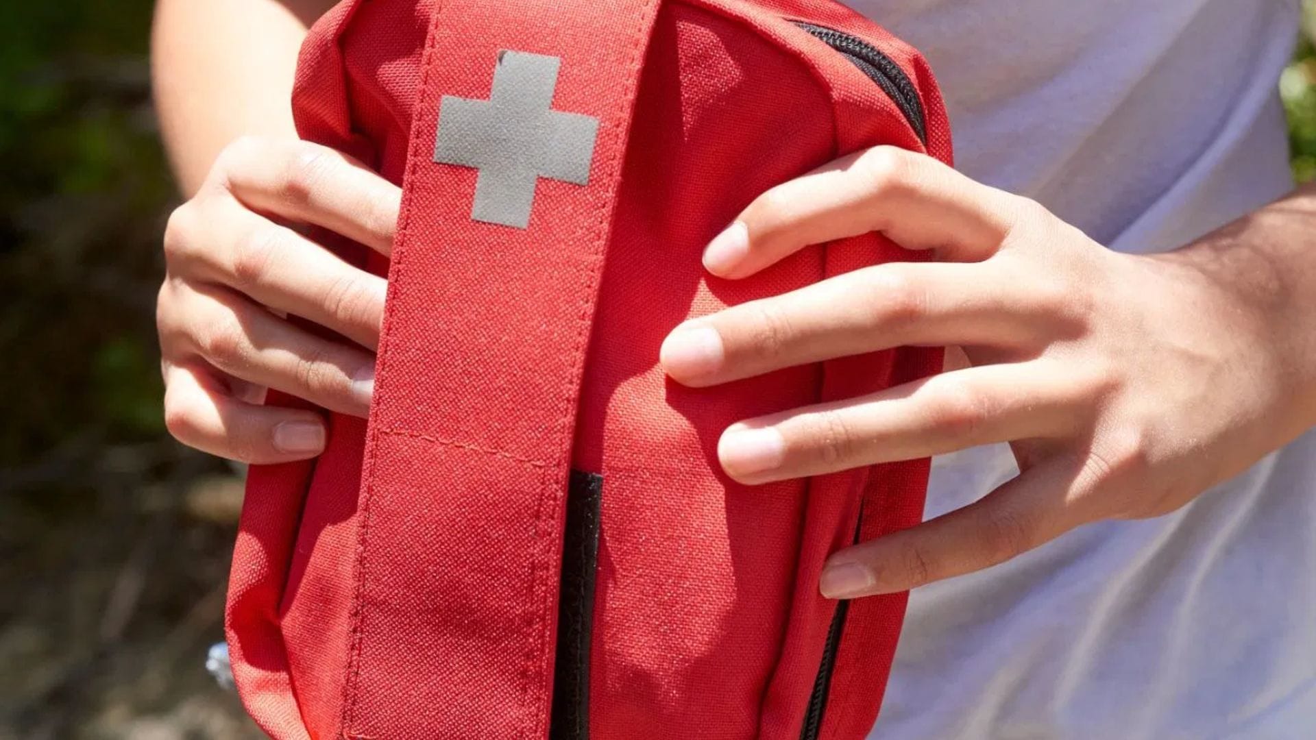  ফল কাটা থেকে শুরু করে প্লাস্টিক বা সুতো কাটা— একটি ছোট মাল্টি-পারপাস টুলস বা সুইস নাইফ যে কোনো জরুরি অবস্থায় আপনার মুশকিল আসান হিসেবে কাজ করবে।