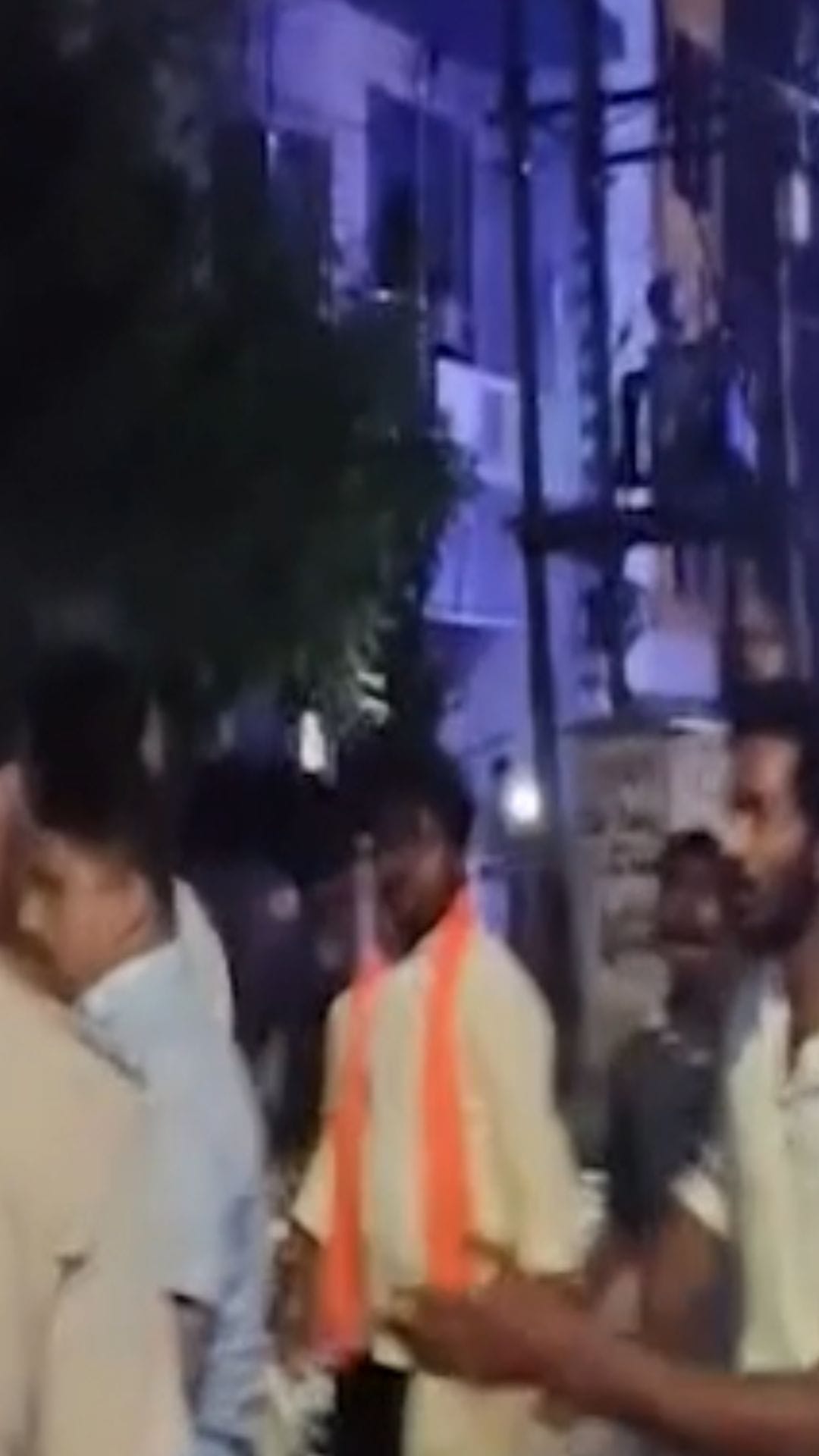 একে অপরকে দেখে স্লোগান দিতে থাকে তৃণমূল ও বিজেপি, তারপর হামলা?