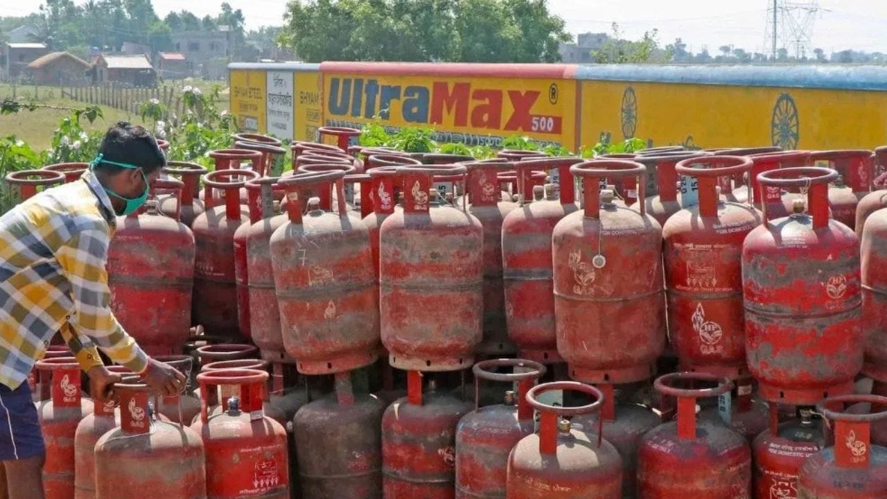 দাম বেড়েছে গ্যাসের। গ্যাস সরবরাহেও লাগাম টানা হয়েছে। বিকল্প হিসেবে অনেকেই ব্যবহার করছেন ইন্ডাকশন ওভেনের মতো বৈদ্যুতিন জিনিসপত্র। কিন্তু, ধরুন এরকম যদি হয় সিলিন্ডার ছাড়াই রান্না করছেন। সেরকমই একটি প্রোডাক্ট কিন্তু বাজারে আসতে চলেছে। যা রান্নাঘরের ভোল বদলে দিতে পারে।