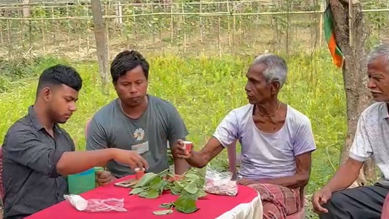 Dhupguri Controversy: ভোট দিয়ে বেরোলেই পান-সুপারি-বিড়ি পাচ্ছেন ভোটাররা!