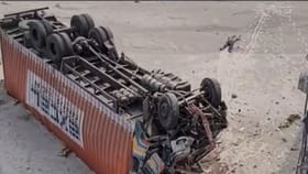 ব্রিজ থেকে ৪০ ফুট নীচে পড়ল লরি, মৃত্যু চালকের